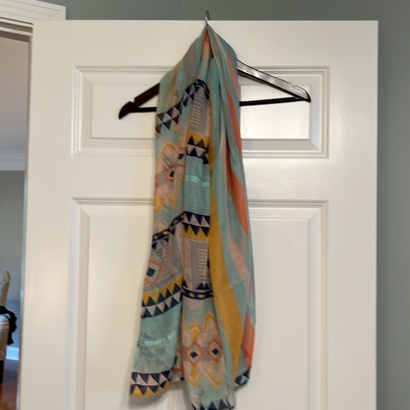 New with Tags Women’s Wrap or Scarf - Picture 4 of 5